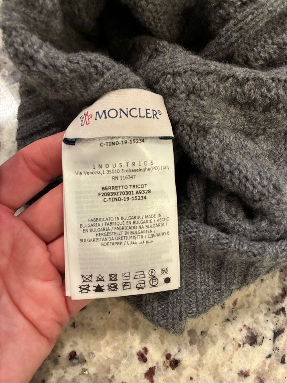 Moncler Berretto Cable-Knit Beanie with Silver Fox 🦊 Pom-Pom - Picture 3 of 9